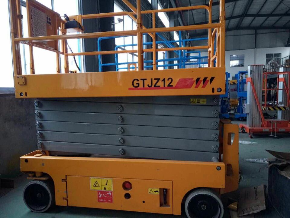 自行式升降平臺(tái)